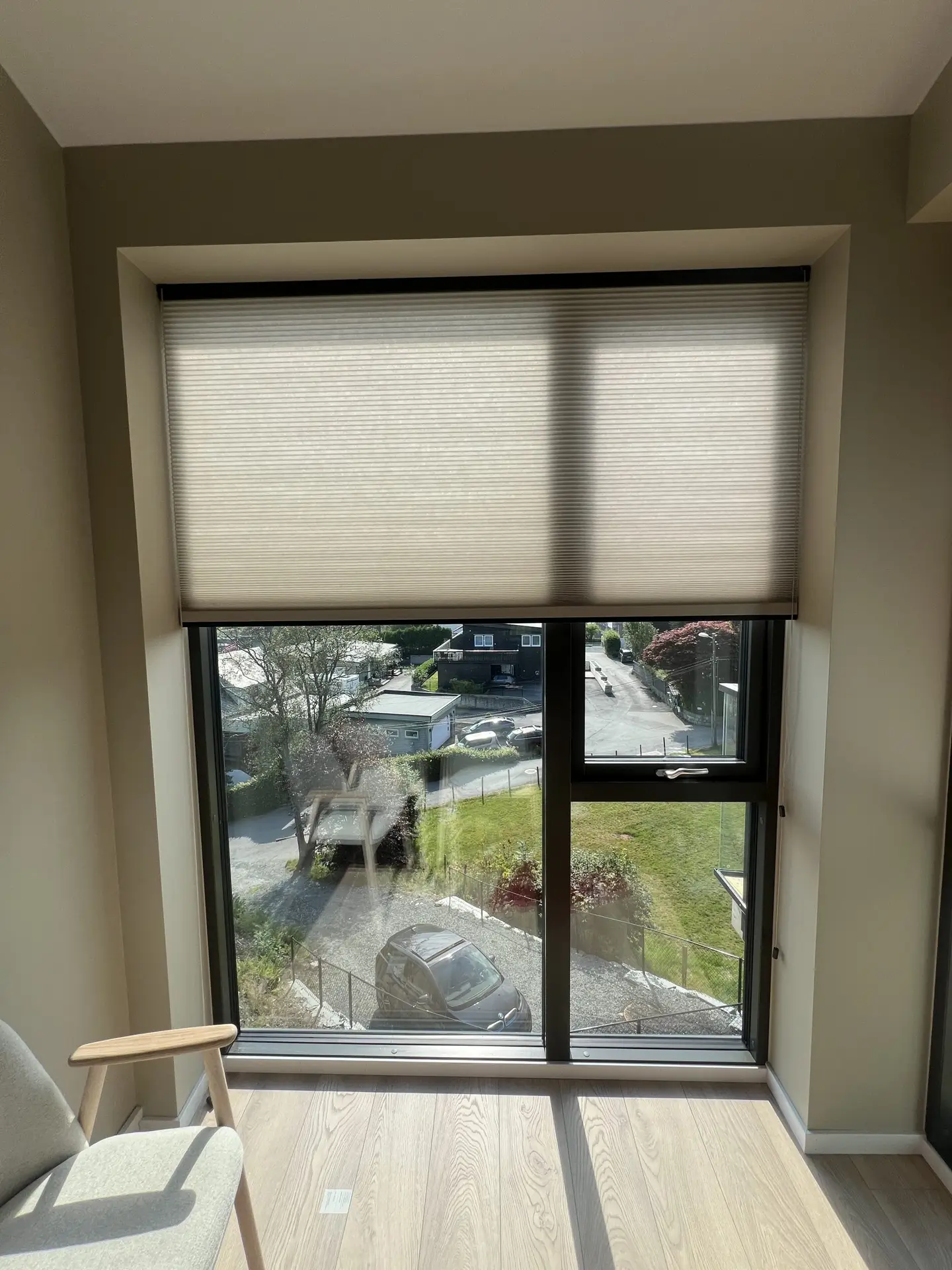 Plissegardin i moderne vindu med utsikt – lystett og energieffektiv løsning