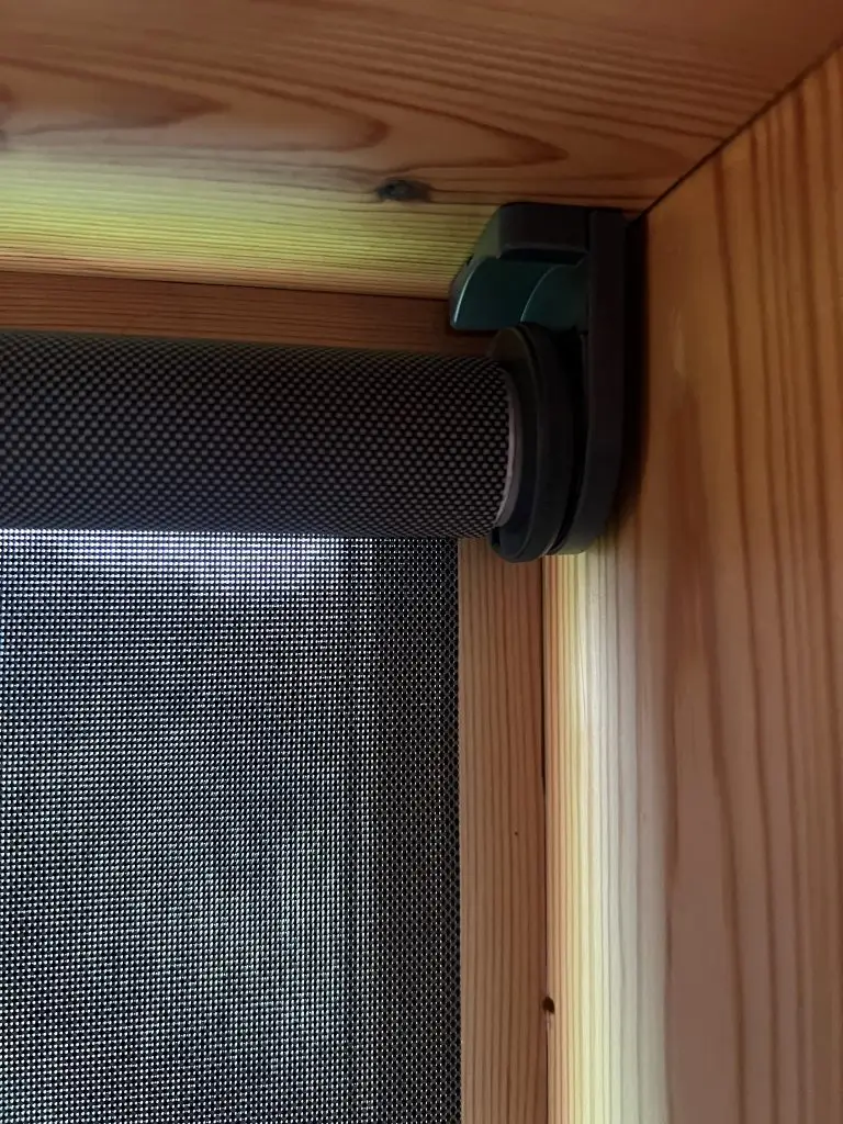 Nærbilde av slitesterkt screen-stoff og beslag for innvendig solskjerming.