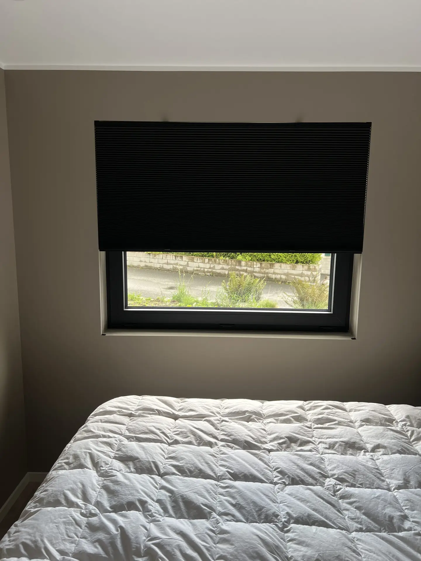 Lystett plissegardin i soveromsvindu – effektiv mørklegging og moderne design