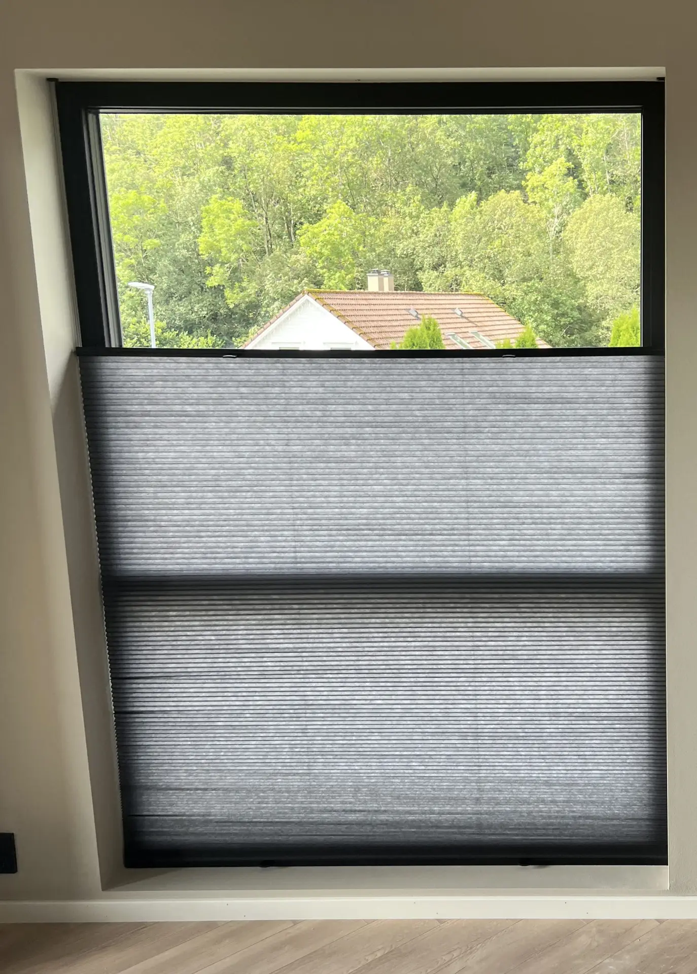Grå plissegardin med Top Down/Bottom Up – fleksibel lyskontroll i moderne vindu