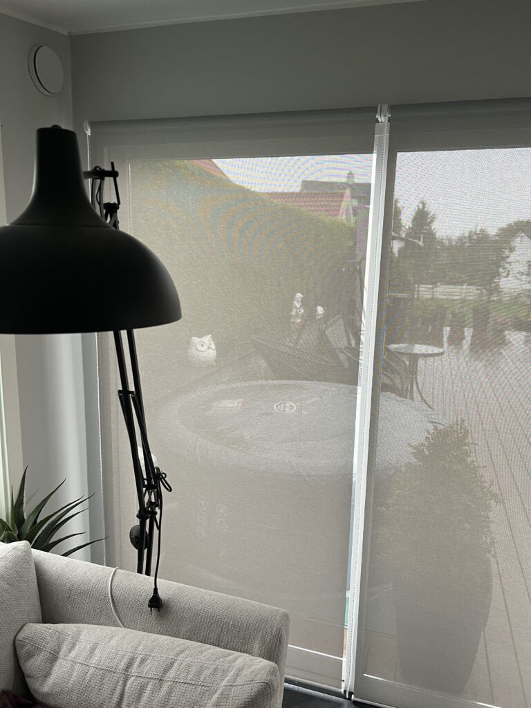 Lys innvendig screen som filtrerer lys foran et vindu