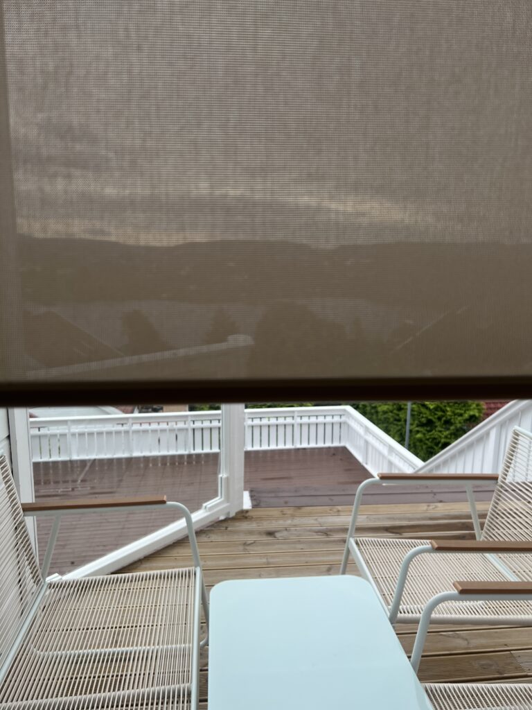 Lys innvendig screen med utsikt mot en terrasse