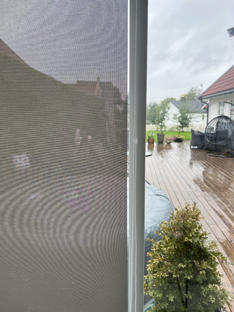 Nærbilde av perforert tekstil på innvendig screen