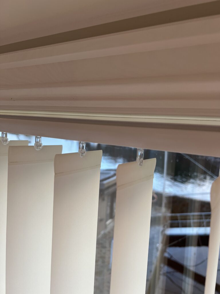 Lamellgardiner på nært hold som viser detaljer i lamellene og opphenget.