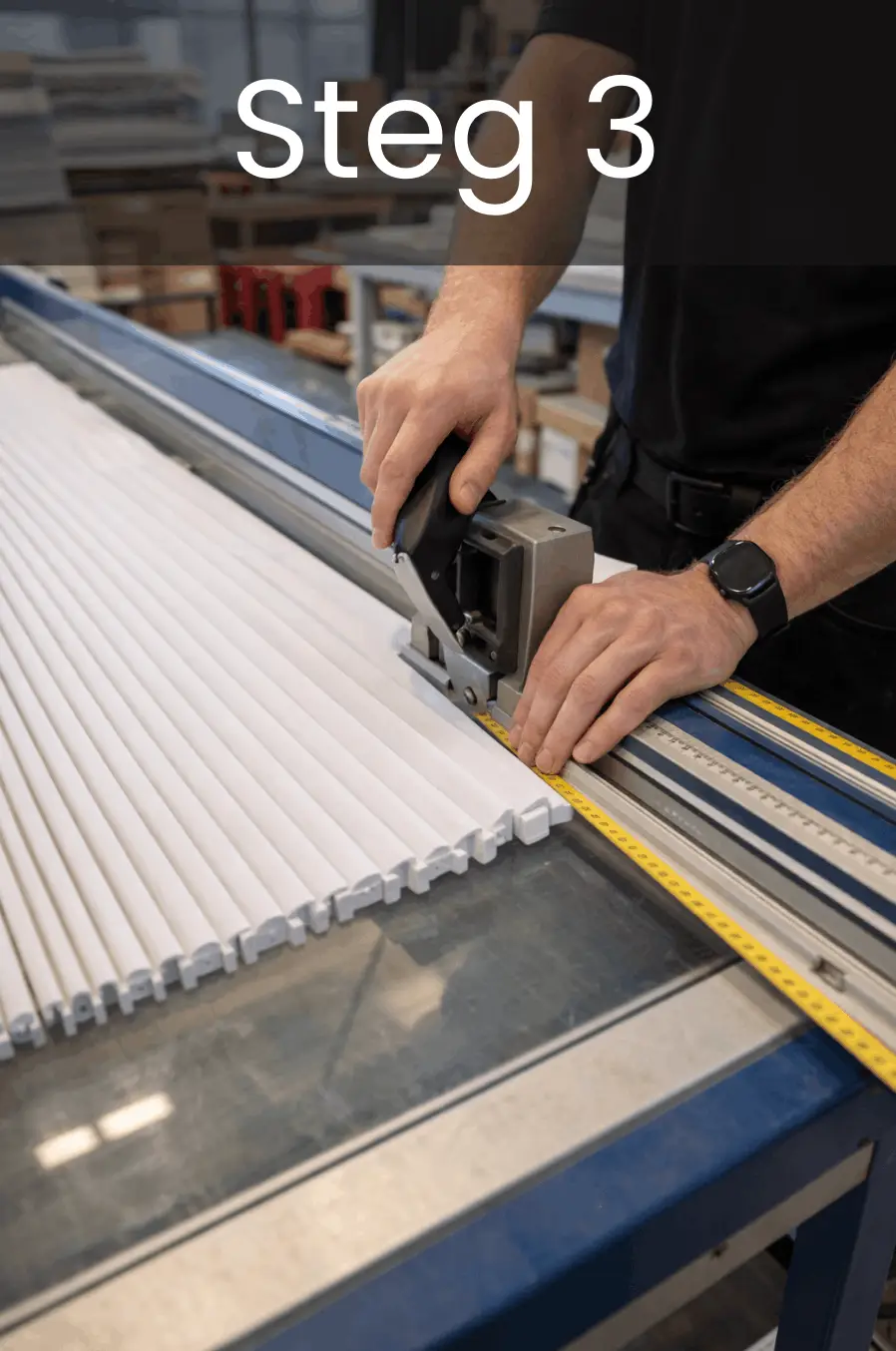 Produksjon av skreddersydd plisségardin i verksted