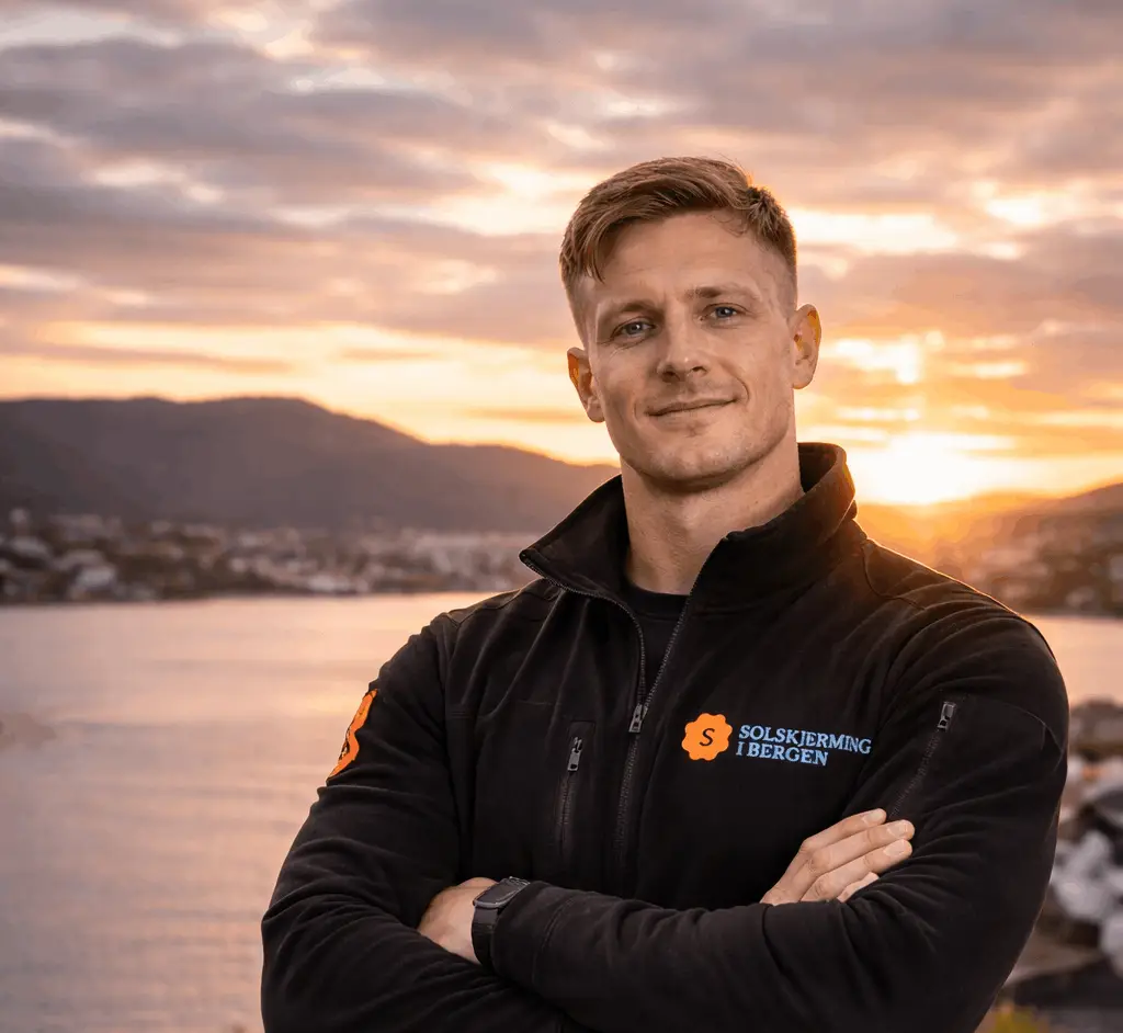 Montør fra Solskjerming i Bergen med armene i kors ved solnedgang