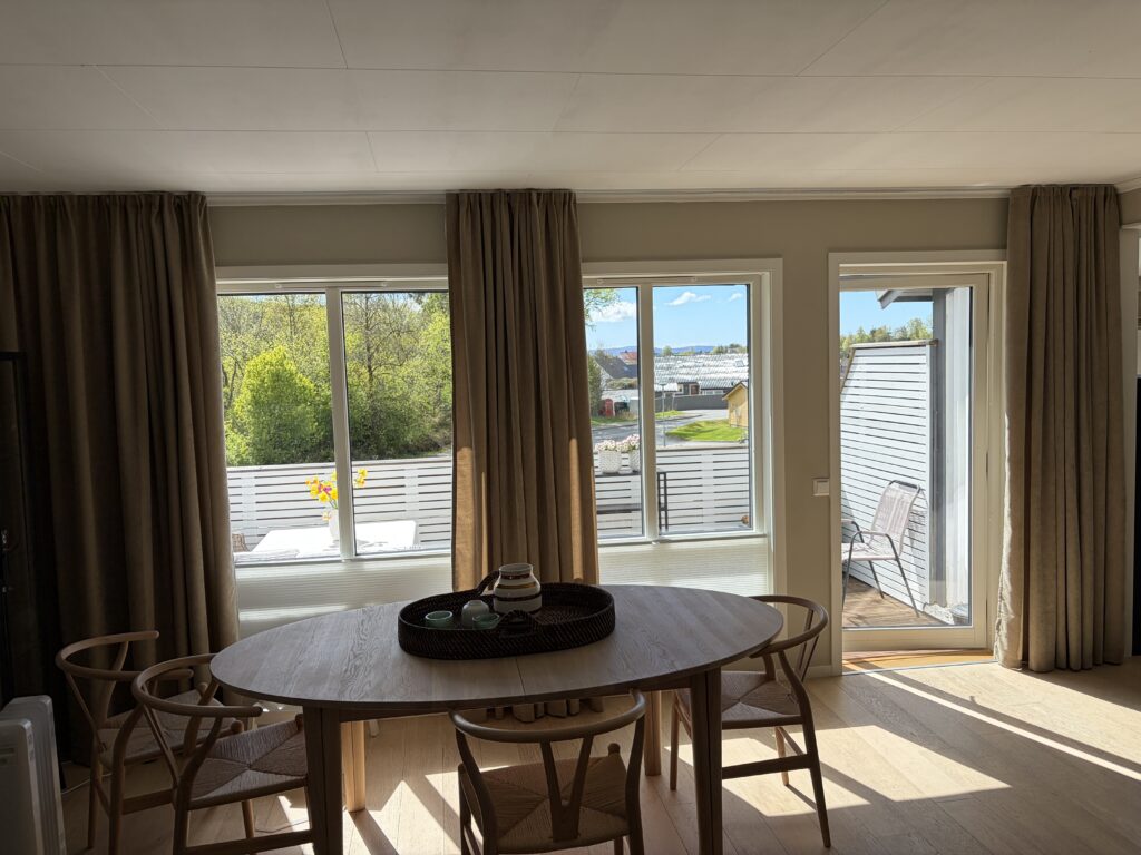 Gardiner til stue og spiseplass
