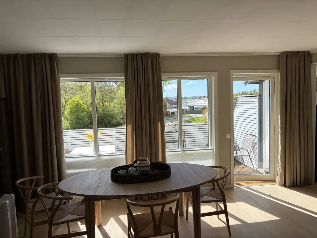 Gardiner til stue og spiseplass