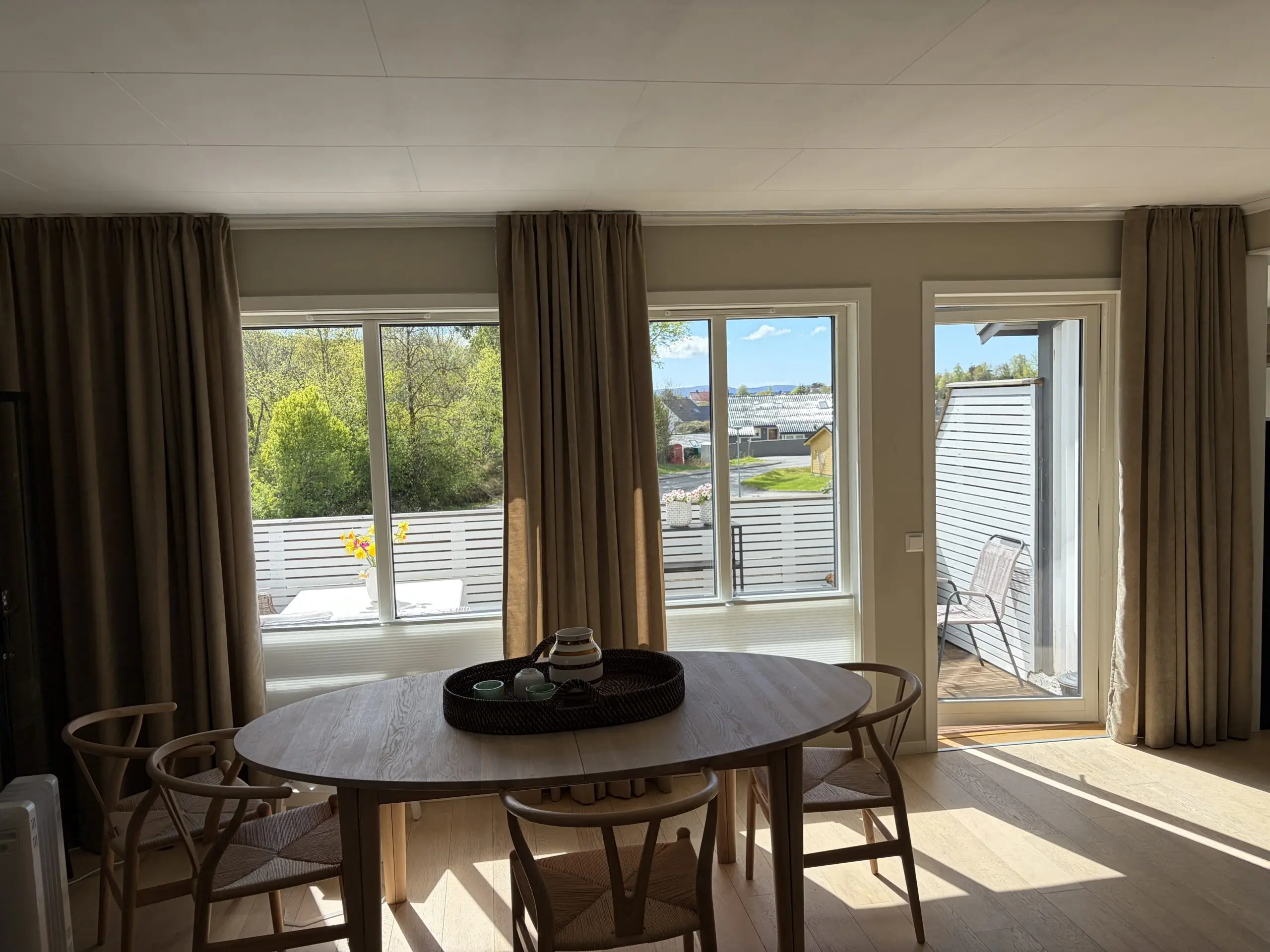Gardiner til stue og spiseplass