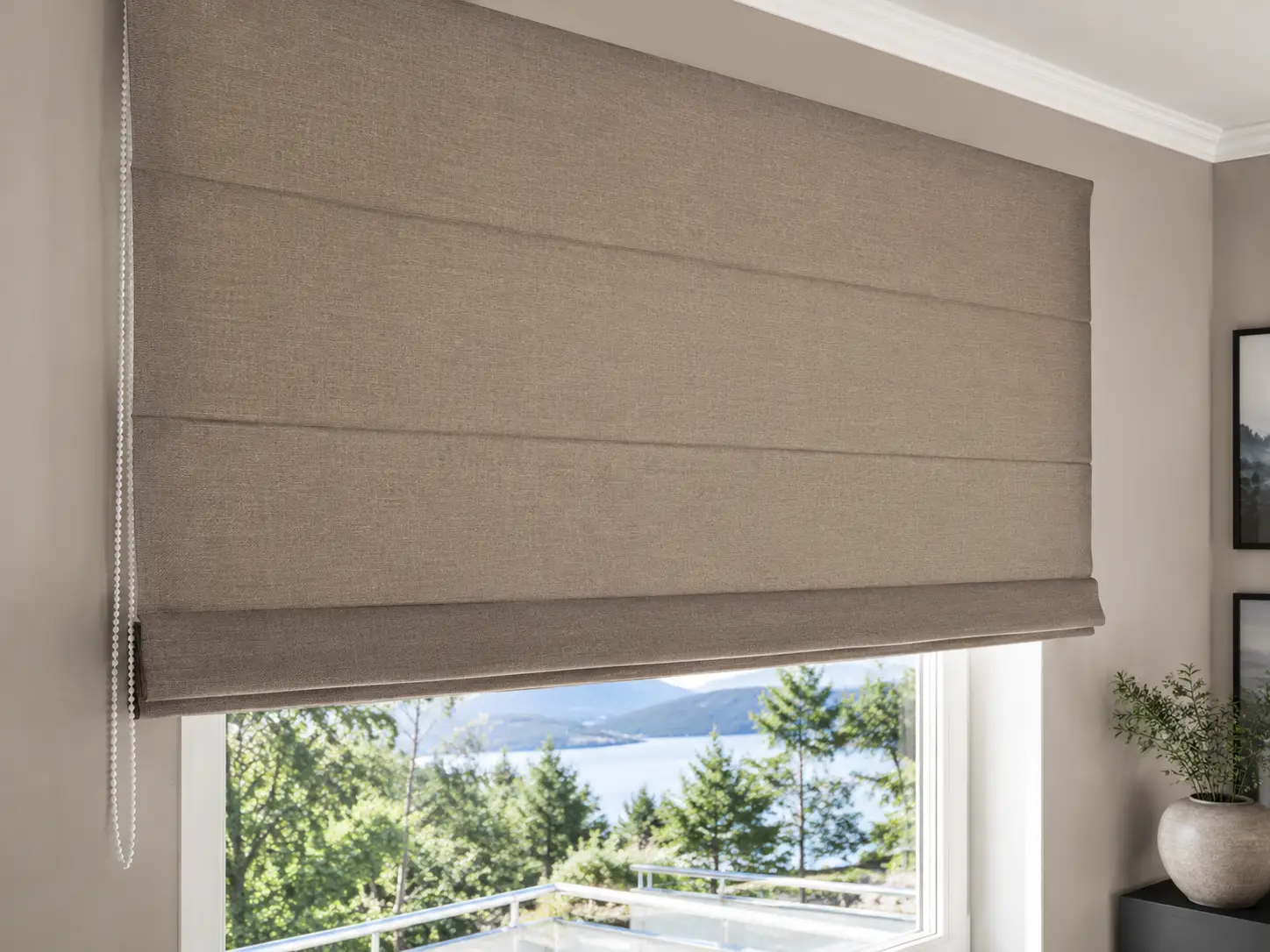 Eksklusiv liftgardin etter mål i naturfarget tekstil som gir elegant lyskontroll og innsynsskjerming