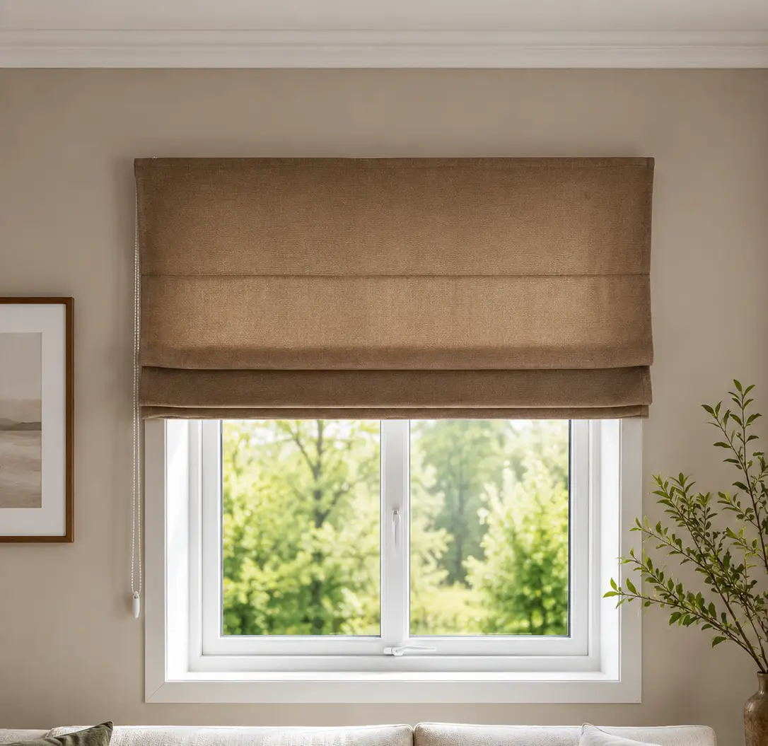 Skreddersydd liftgardin i naturfarget tekstil som gir elegant lysfiltrering og innsynsskjerming