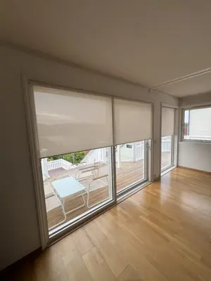 Innvendige screens foran store vinduer og terrassedør