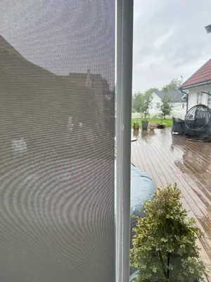 Nærbilde av perforert tekstil på innvendig screen