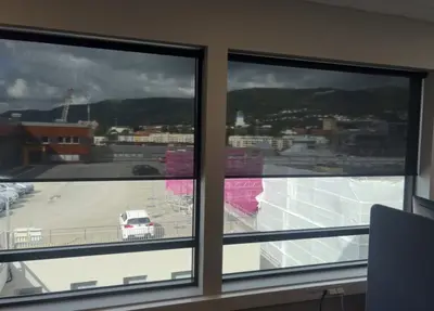 Mørke screens foran tre vinduer med utsikt