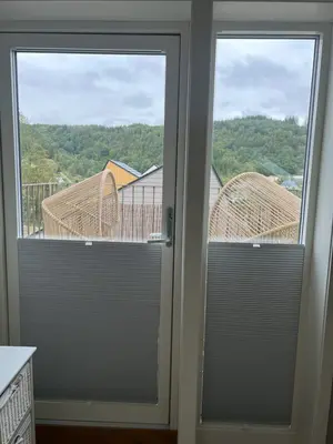 Plissegardiner på nedre del av to terrassedører